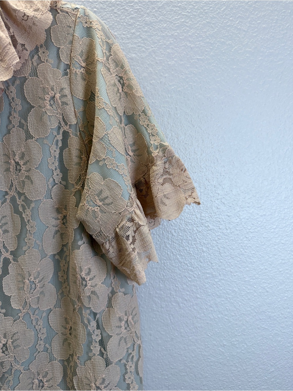 Vintage-Inspired Lace Robe in Beige with Mint Lining - Picture 4 of 7